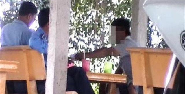 Hai thanh tra giao thông bị bắt quả tang khi