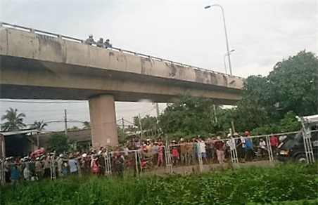 Cu ong 69 tuoi nhay cau vuot cao toc Trung Luong tu tu hinh anh 1