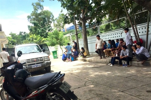 Chay tiem do cuoi o Sai Gon: Dua 3 nguoi ve que mai tang hinh anh 1