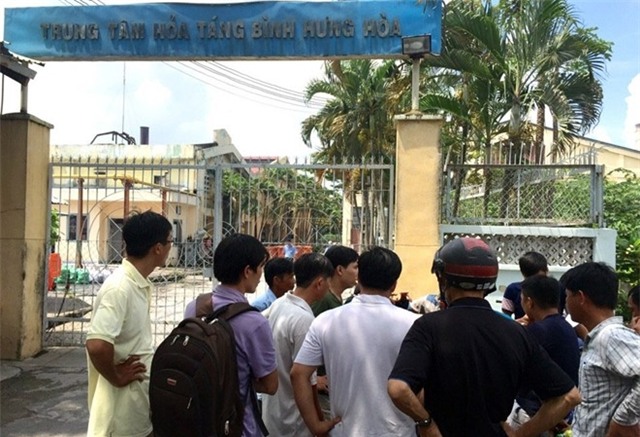 Chay tiem do cuoi o Sai Gon: Dua 3 nguoi ve que mai tang hinh anh 2