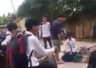 Nam sinh lop 8 tu tu sau khi bi danh, lam nhuc truoc ban be hinh anh 2