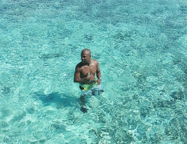 Mayweather nem tien trong show dien ca nhac hinh anh 9