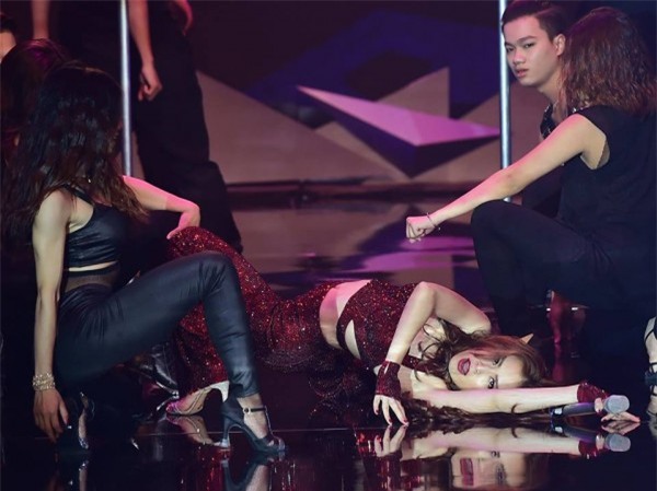 man-lon-xoac-cua-hoang-thuy-linh-blogtamsuvn06