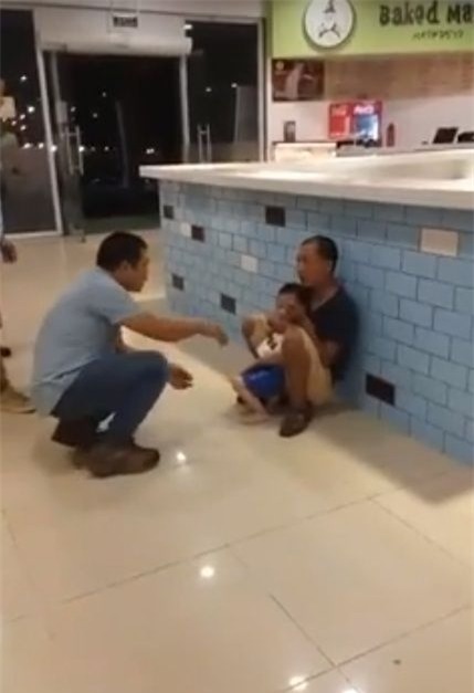 Một người đàn ông đang cố gắng thuyết phục và cứu cậu bé.