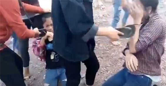 Hai nữ sinh lớp 9 Trường THCS Quỳnh Long dùng dép tông tát vào mặt 2 nữ sinh Trường THCS Quỳnh Thuận (ảnh cắt từ clip).