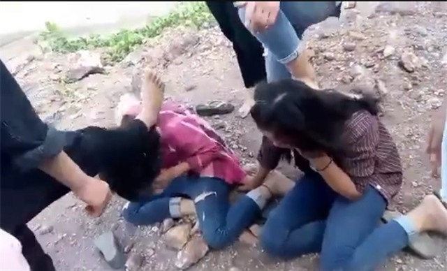 Nhóm nữ sinh dùng chân dẫm đạp hai nạn nhân.