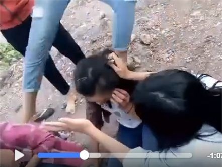 Kèm những cú song phi mà được chính các nữ sinh này tự tán dương nhau là như võ.