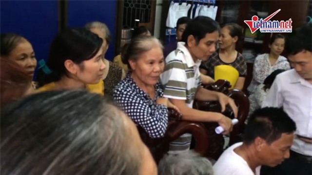 cơm sống, phụ huynh quây hiệu trưởng