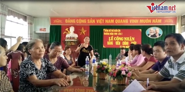 cơm sống, phụ huynh quây hiệu trưởng