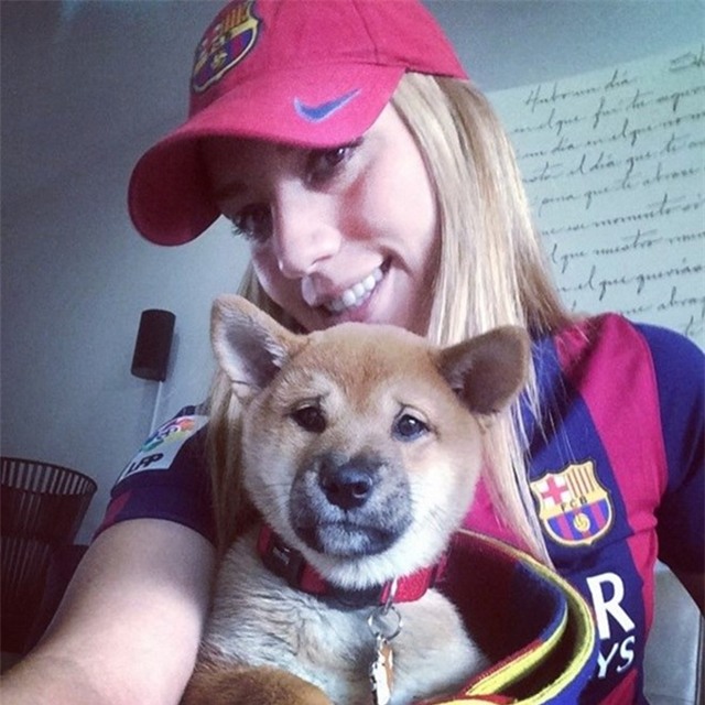 Nu co truong cua Ronaldo thich Barca, ham mo Messi hinh anh 6