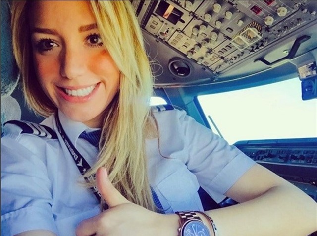 Nu co truong cua Ronaldo thich Barca, ham mo Messi hinh anh 8