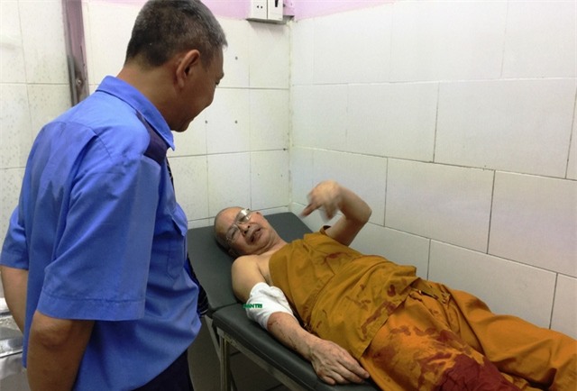 Sư thầy Nguyên Tuệ đang kể lại vụ việc.