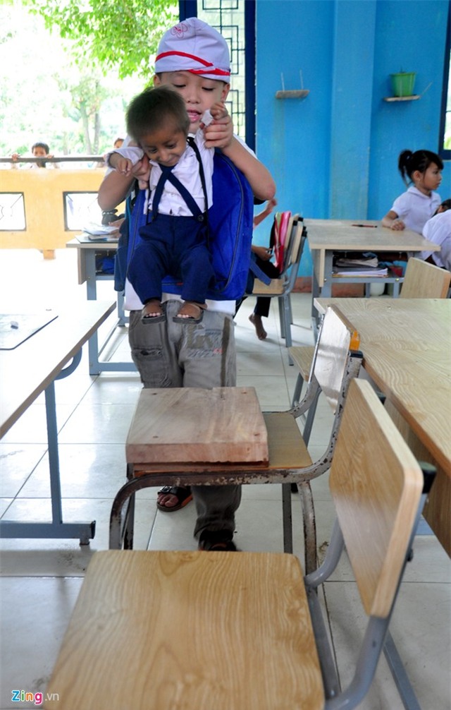 Lop hoc cua cau be 8 tuoi nang hon 3 kg hinh anh 2