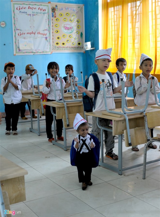 Lop hoc cua cau be 8 tuoi nang hon 3 kg hinh anh 8