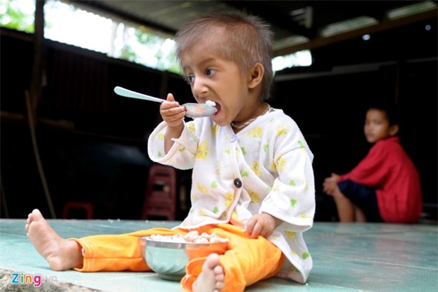 Lop hoc cua cau be 8 tuoi nang hon 3 kg hinh anh 12