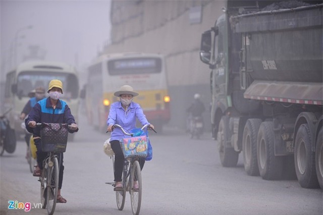 Phải làm gì để bảo vệ sức khỏe khi sương mù quang hóa dày đặc cả thành phố? - Ảnh 1.