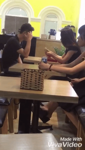 Chàng trai bắt cá 2 tay bị người yêu phát hiện, tát giữa quán - Ảnh 1.