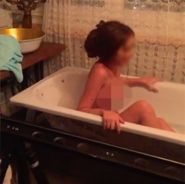 Nữ sinh 16 tuổi táo bạo livestream Facebook cảnh bán nude trong bồn tắm - Ảnh 1.