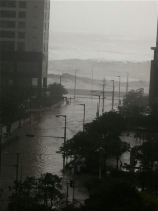 Cảnh tượng ngập lụt, đổ nát kinh hoàng sau bão tại siêu đô thị Hàn Quốc - Ảnh 12.