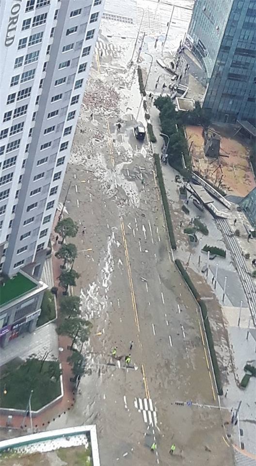Cảnh tượng ngập lụt, đổ nát kinh hoàng sau bão tại siêu đô thị Hàn Quốc - Ảnh 14.
