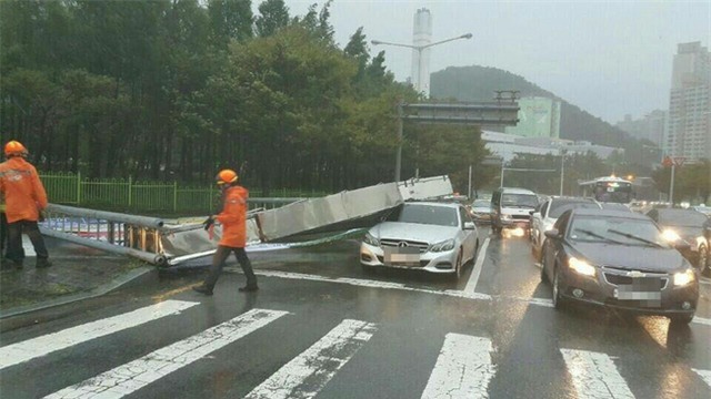 Cảnh tượng ngập lụt, đổ nát kinh hoàng sau bão tại siêu đô thị Hàn Quốc - Ảnh 6.