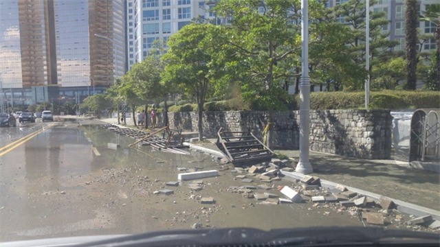 Cảnh tượng ngập lụt, đổ nát kinh hoàng sau bão tại siêu đô thị Hàn Quốc - Ảnh 7.