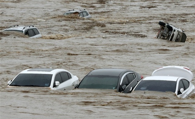 Cảnh tượng ngập lụt, đổ nát kinh hoàng sau bão tại siêu đô thị Hàn Quốc - Ảnh 8.