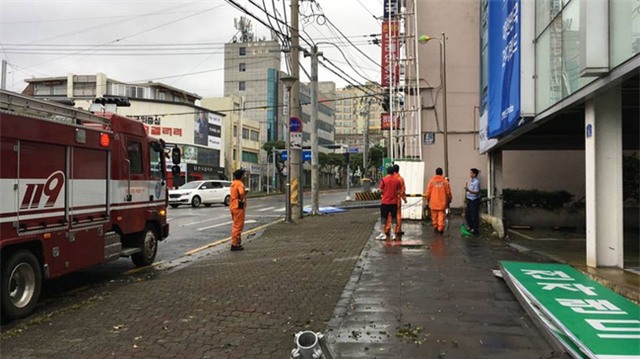 Cảnh tượng ngập lụt, đổ nát kinh hoàng sau bão tại siêu đô thị Hàn Quốc - Ảnh 16.