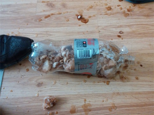 be trai bi khau 38 mui tren mat chi vi lon nuoc ngot 'phat no' - 5