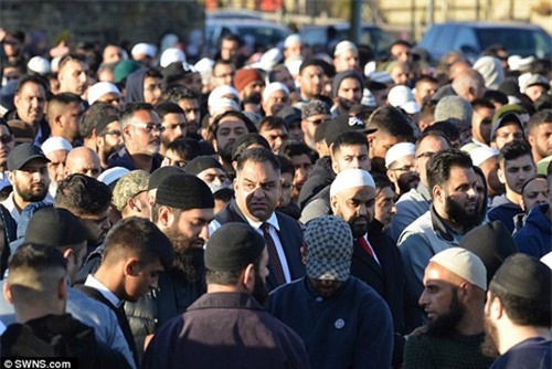 cau be 11 tuoi treo co tu tu do bi bat nat tai truong hoc - 3