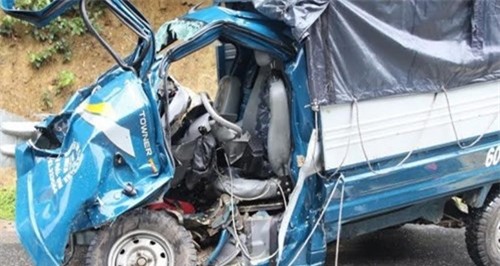 Xe tải đâm nhau kinh hoàng trên trên đèo, tài xế chết thảm - Ảnh 2.