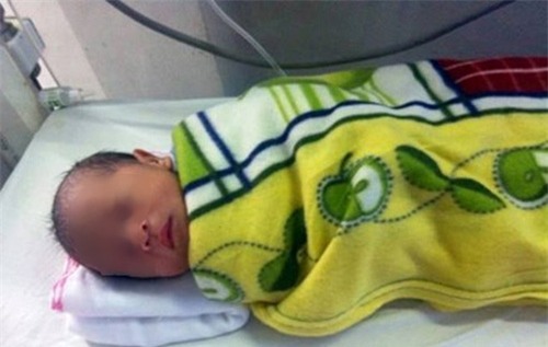 Cháu bé sơ sinh bị bỏ rơi trong đêm