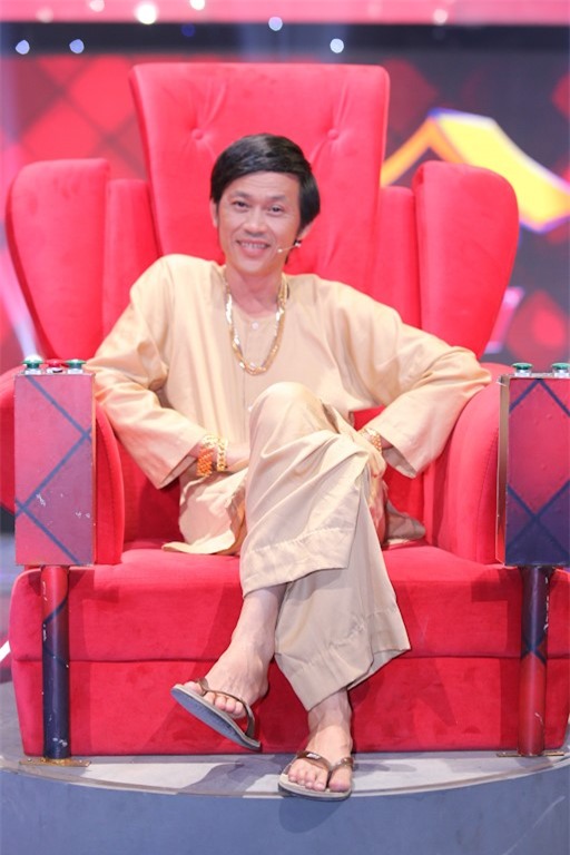 Hoai Linh deo vang day nguoi khi ngoi ghe nong hinh anh 2