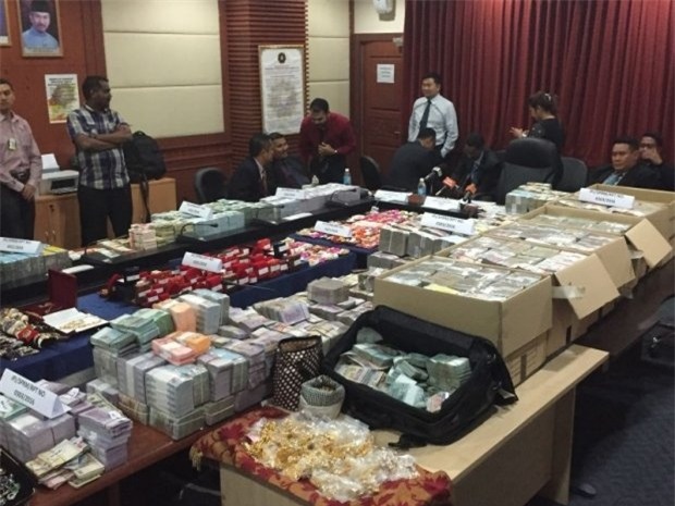 Hết hồn với núi tiền mặt trong nhà quan tham nhũng Malaysia