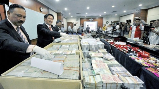 Hết hồn với núi tiền mặt trong nhà quan tham nhũng Malaysia