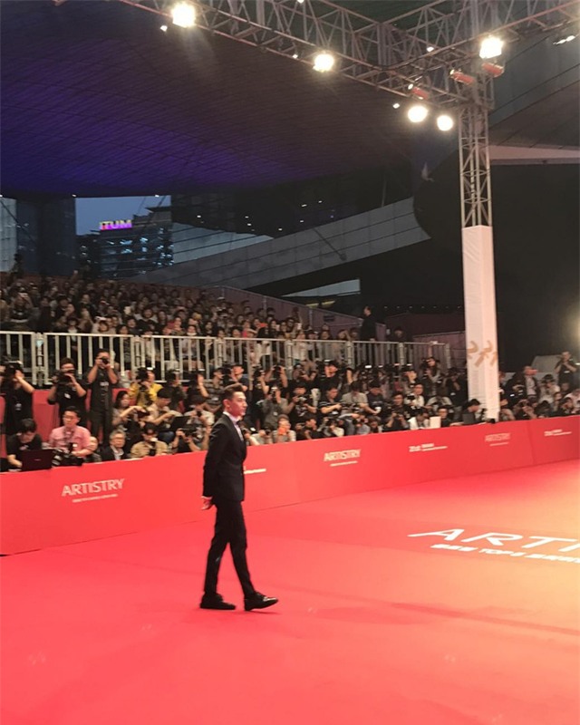 Isaac điển trai sải bước trên thảm đỏ liên hoan phim quốc tế Busan cùng dàn sao Hàn đình đám - Ảnh 1.