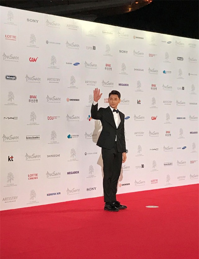 Isaac điển trai sải bước trên thảm đỏ liên hoan phim quốc tế Busan cùng dàn sao Hàn đình đám - Ảnh 2.