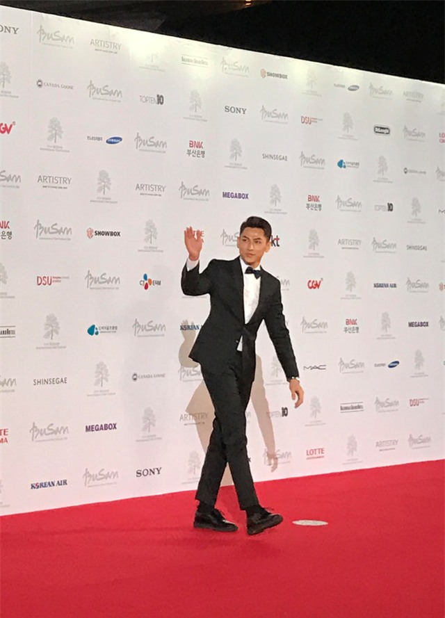 Isaac điển trai sải bước trên thảm đỏ liên hoan phim quốc tế Busan cùng dàn sao Hàn đình đám - Ảnh 3.