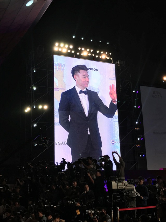 Isaac điển trai sải bước trên thảm đỏ liên hoan phim quốc tế Busan cùng dàn sao Hàn đình đám - Ảnh 4.