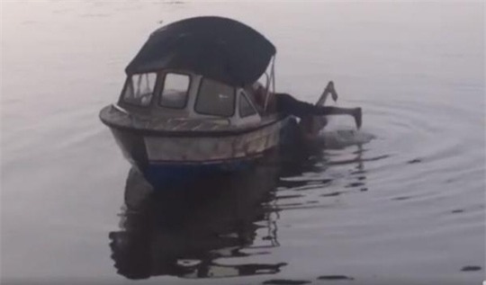 Lực lượng công an đã lập tức sử dụng xuồng máy đến hiện trường