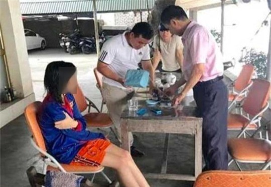 Cô gái nhảy cầu tự tử được đưa lên trạm Cảnh sát Đường thuỷ An Dương sơ cấp cứu