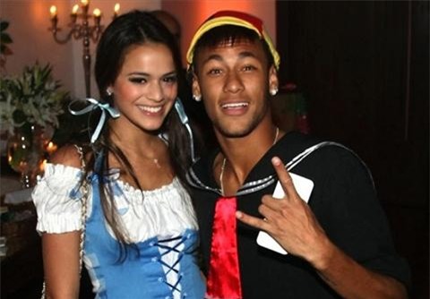 Vua tai hop, ban gai Neymar bi lo clip nong tren mang hinh anh