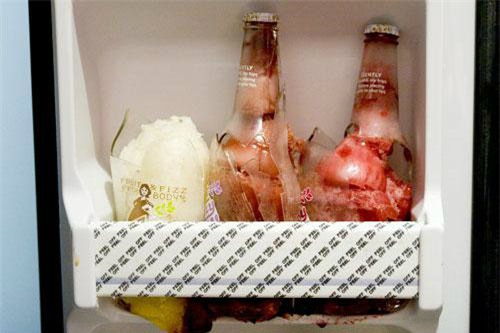 Nổ lon nước ngọt để ngăn đá, bé trai bị khâu 38 mũi trên mặt - Ảnh 4.