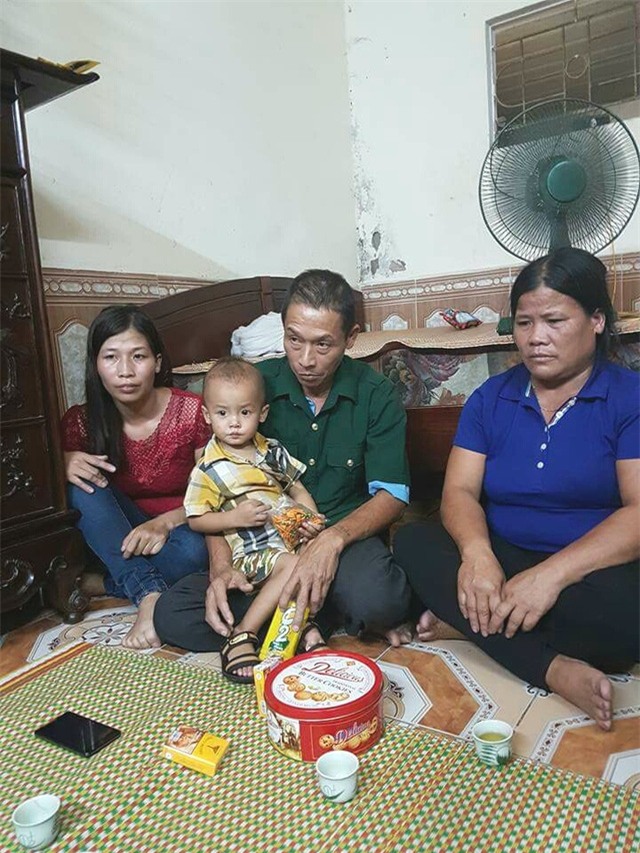 Ông Bình còng được tại ngoại, trở về căn nhà trọ chật hẹp vào tối qua (Ảnh: N.A.T)