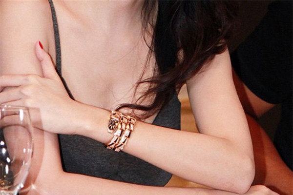 nhin-dong-ho-tien-ty-doan-ten-sao-viet