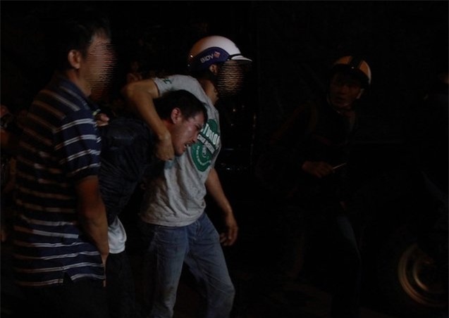 bat nong ke khong che con tin suot 6 gio trong quan internet hinh anh 1