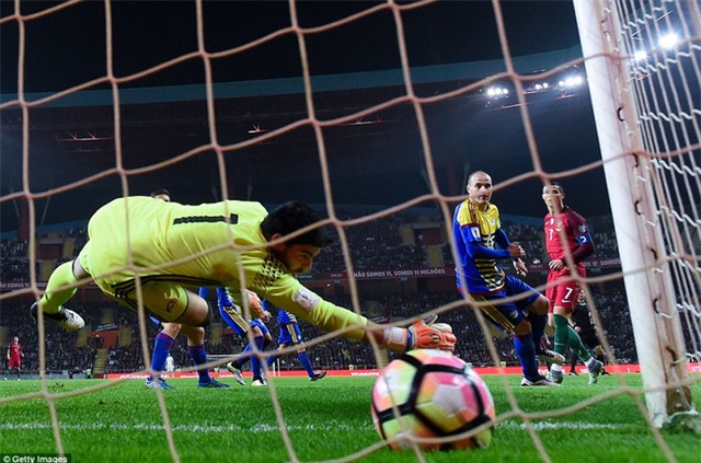 Ronaldo ghi 4 bàn trong chiến thắng 6 sao của Bồ Đào Nha - Ảnh 8.