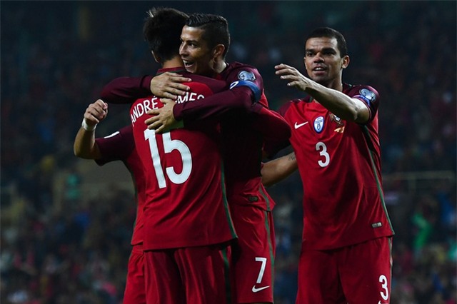 Ronaldo ghi 4 bàn trong chiến thắng 6 sao của Bồ Đào Nha - Ảnh 11.
