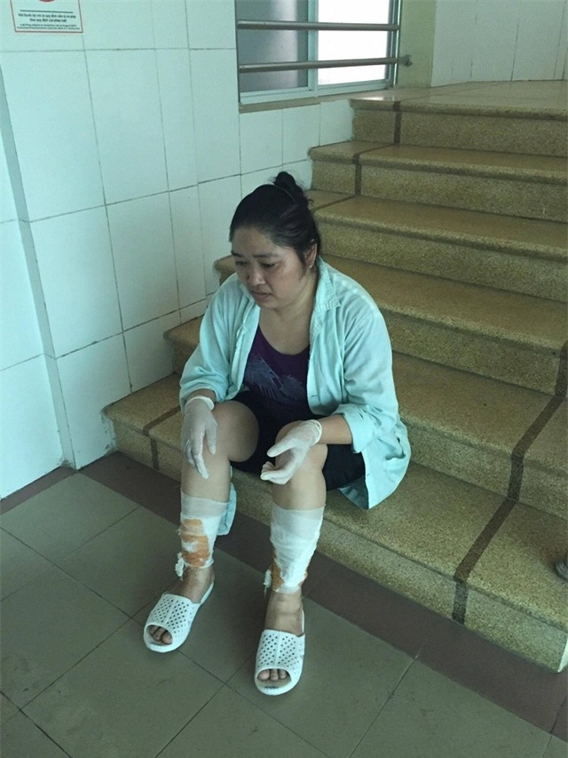 Nhiều lúc đau quá chị phải ngồi phịch xuống đất để nghỉ ngơi.