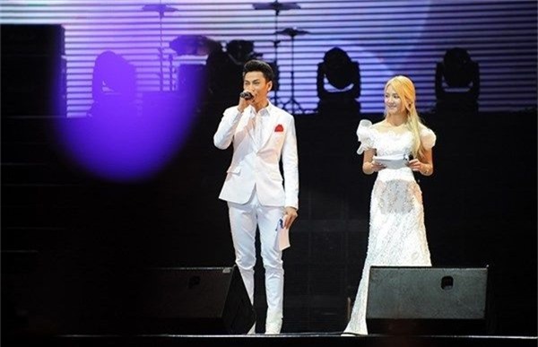 Nam ca sĩ Isaac vinh dự được đứng chung sân khấu với nữ ca sĩ Hyoyeon nhóm SNSD tại chương trình HEC Korea Festival 2014.